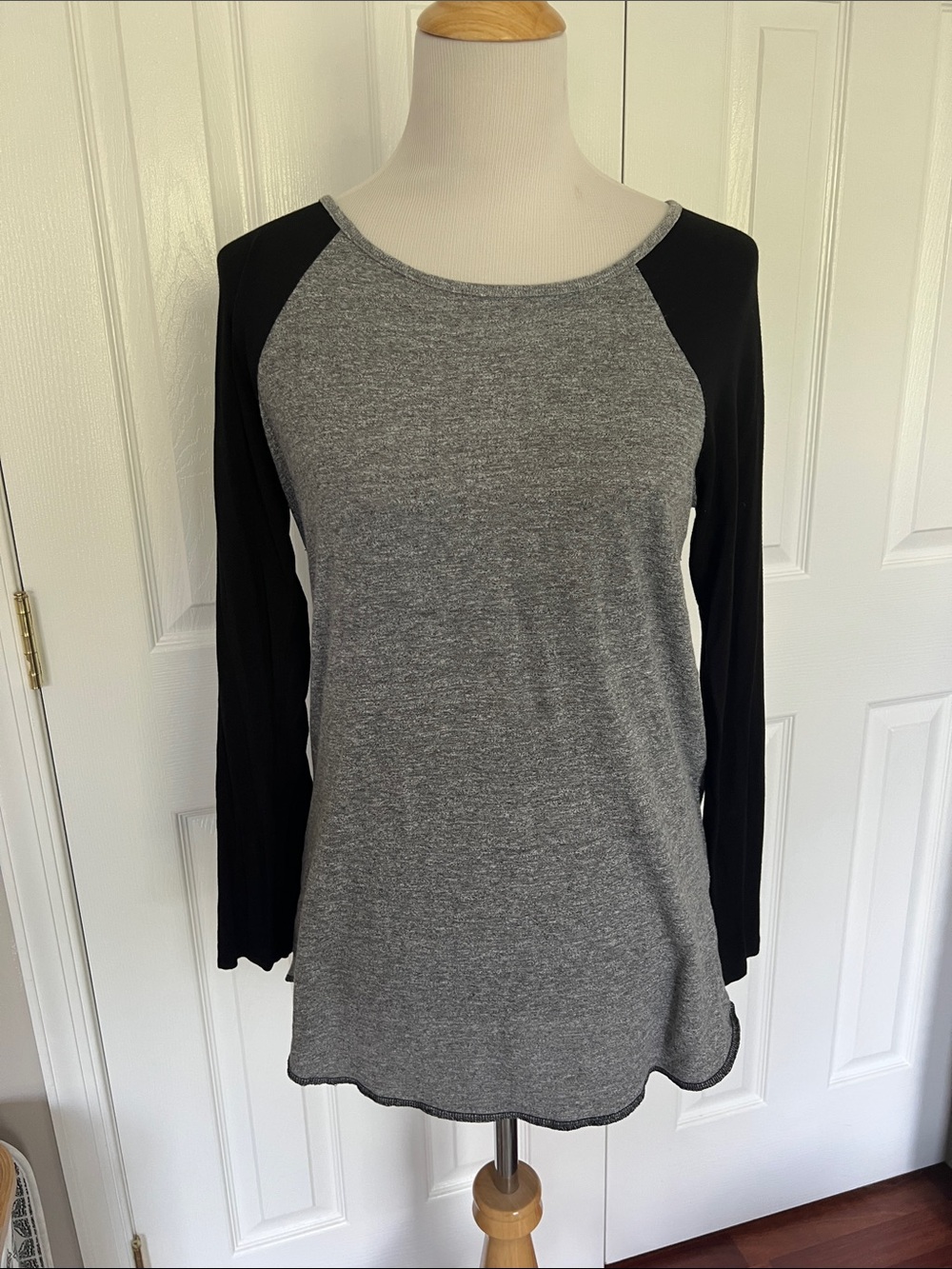 Monrow Women’s Two-Tone Raglan Long Sleeve Top - Grey & Black Size Medium